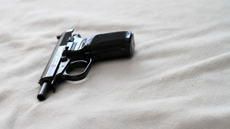 Kvůli ztracené pistoli čelí hodonínský soudce kárné žalobě